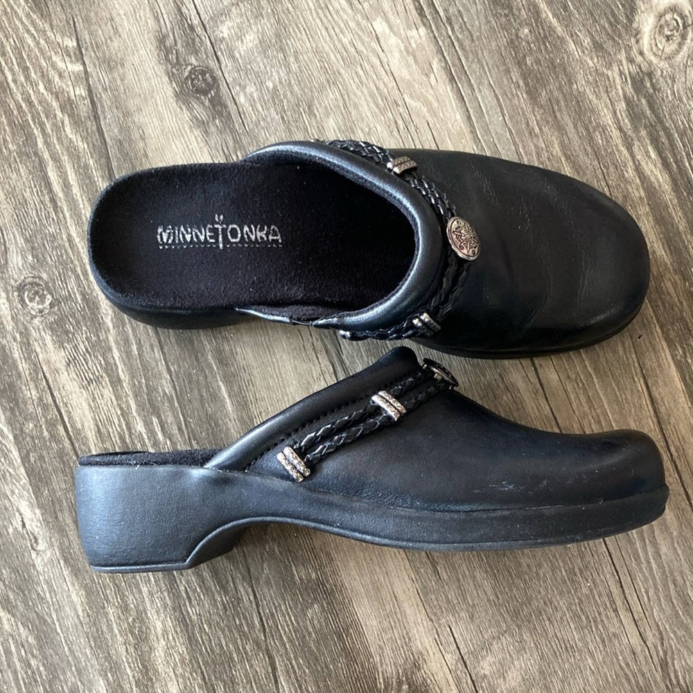 Minnetonka black clogs. Size 6-6.5